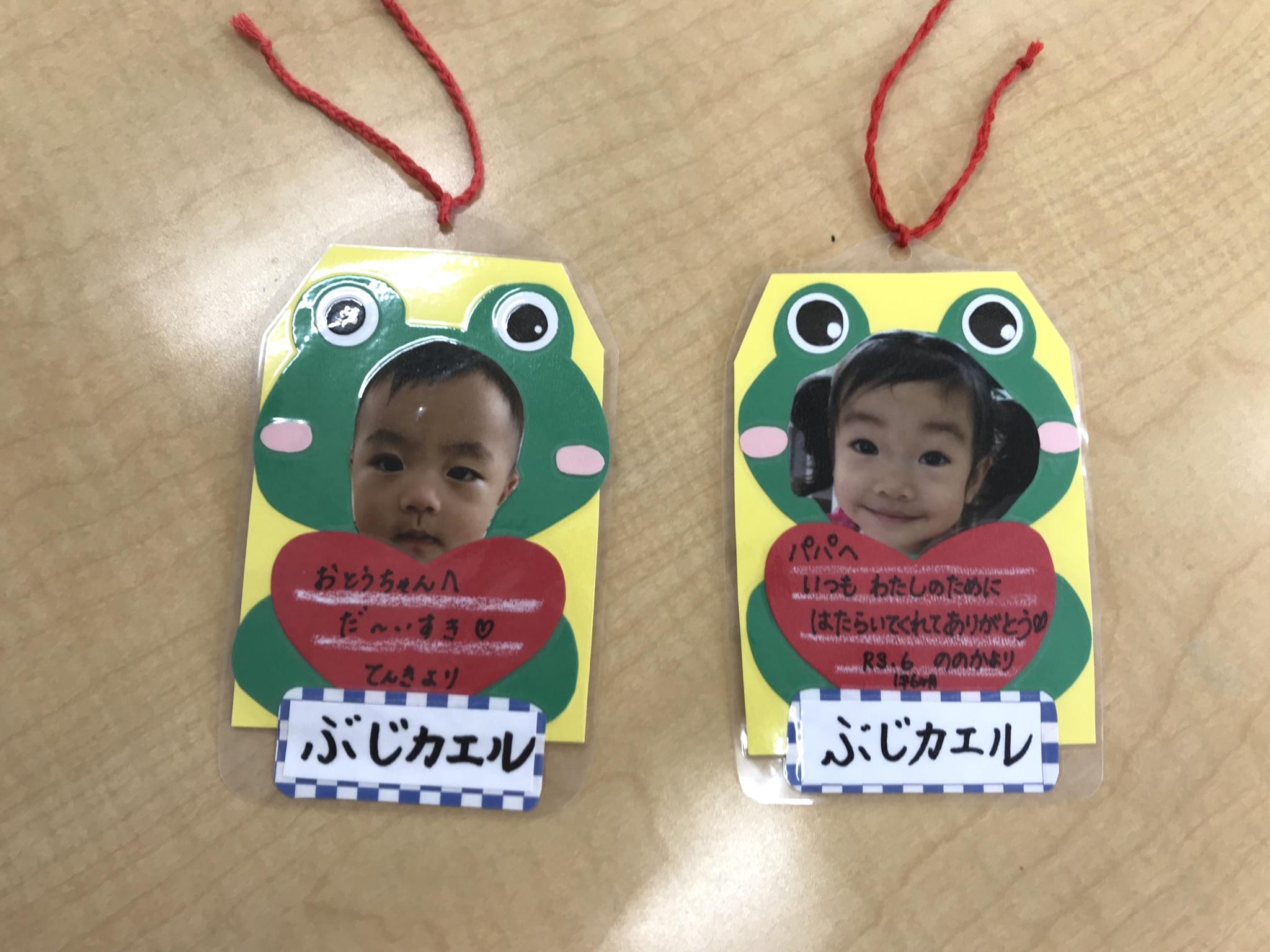 haruharo_made ←他の投稿も見てね！ \ 父の日の製作透け感かわいい♡ カエルのしおりとお守り🐸 実用できる父の日のプレゼントに！中身は大きめに作ると出てこないけど、気になる方は大きめの透明テープでカエルの顔部分に貼り付けて、はみ出し部分を切ってね