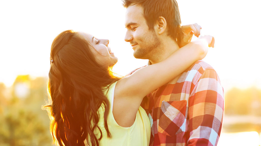 幸せそうなかわいいカップルイラスト・フリー素材なら「シンテリ」