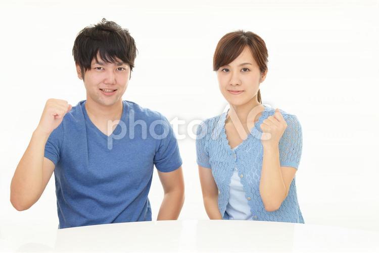 ガッツポーズする若い男女 カップルイラスト - No: 22048289無料イラスト・フリー素材なら「イラストAC」