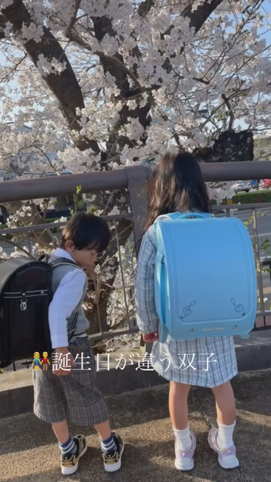 誕生日が約1カ月違う双子”――超未熟児で生まれた2人が小学校入学を迎え元気にランドセルを背負う姿に「もう小学生だなんて感動」と270万再生 1 2育児 ねとらぼ
