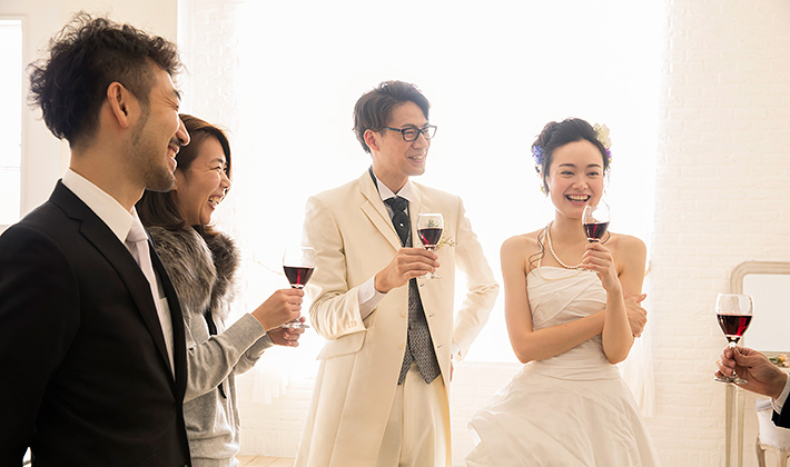 Bar・ソファーを備えたおしゃれクルーザーで結婚式二次会クルージング貸切クルージングなら東京湾アニバーサリークルーズ