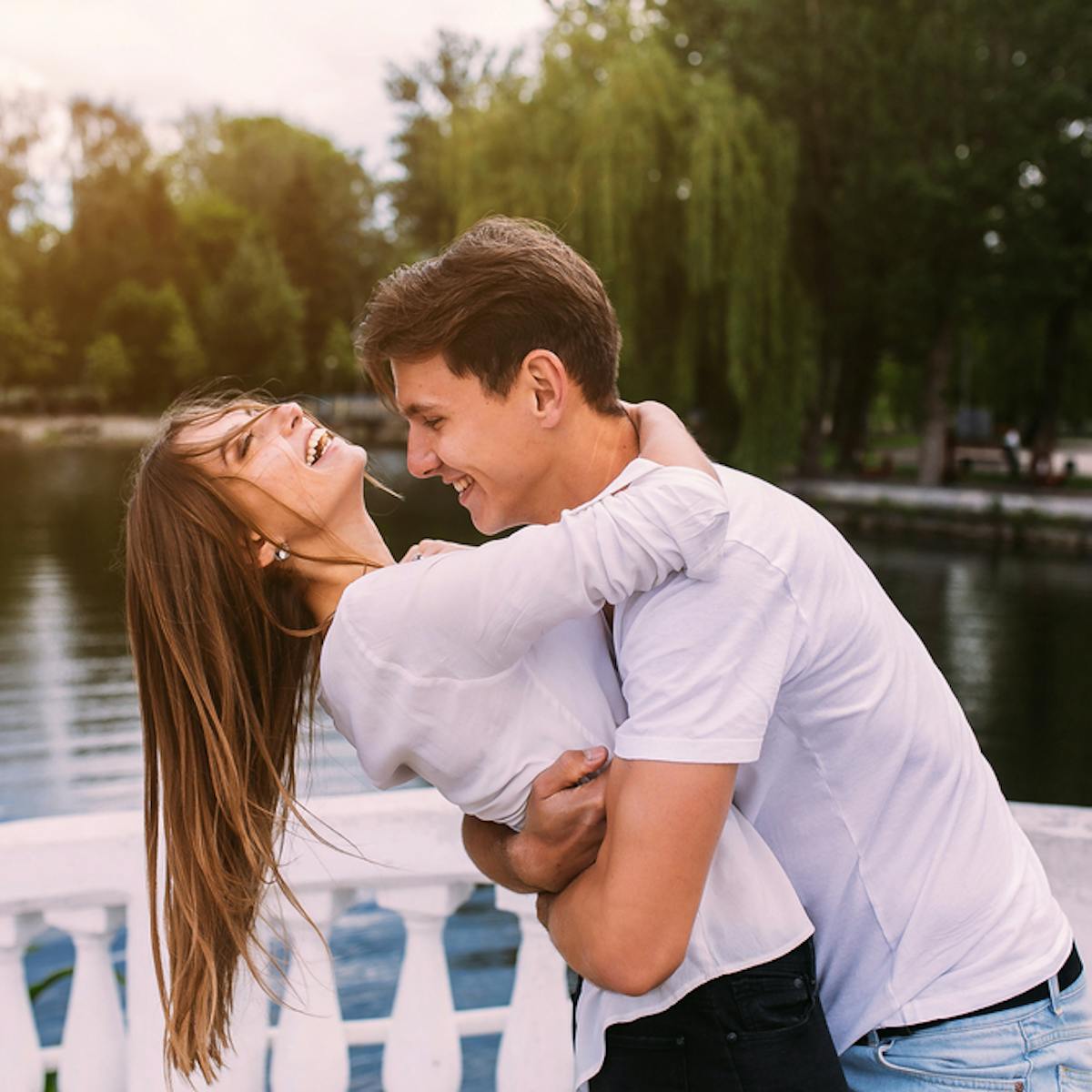 付き合う前に女性からハグするのはあり？ - ENSPORTS magazine