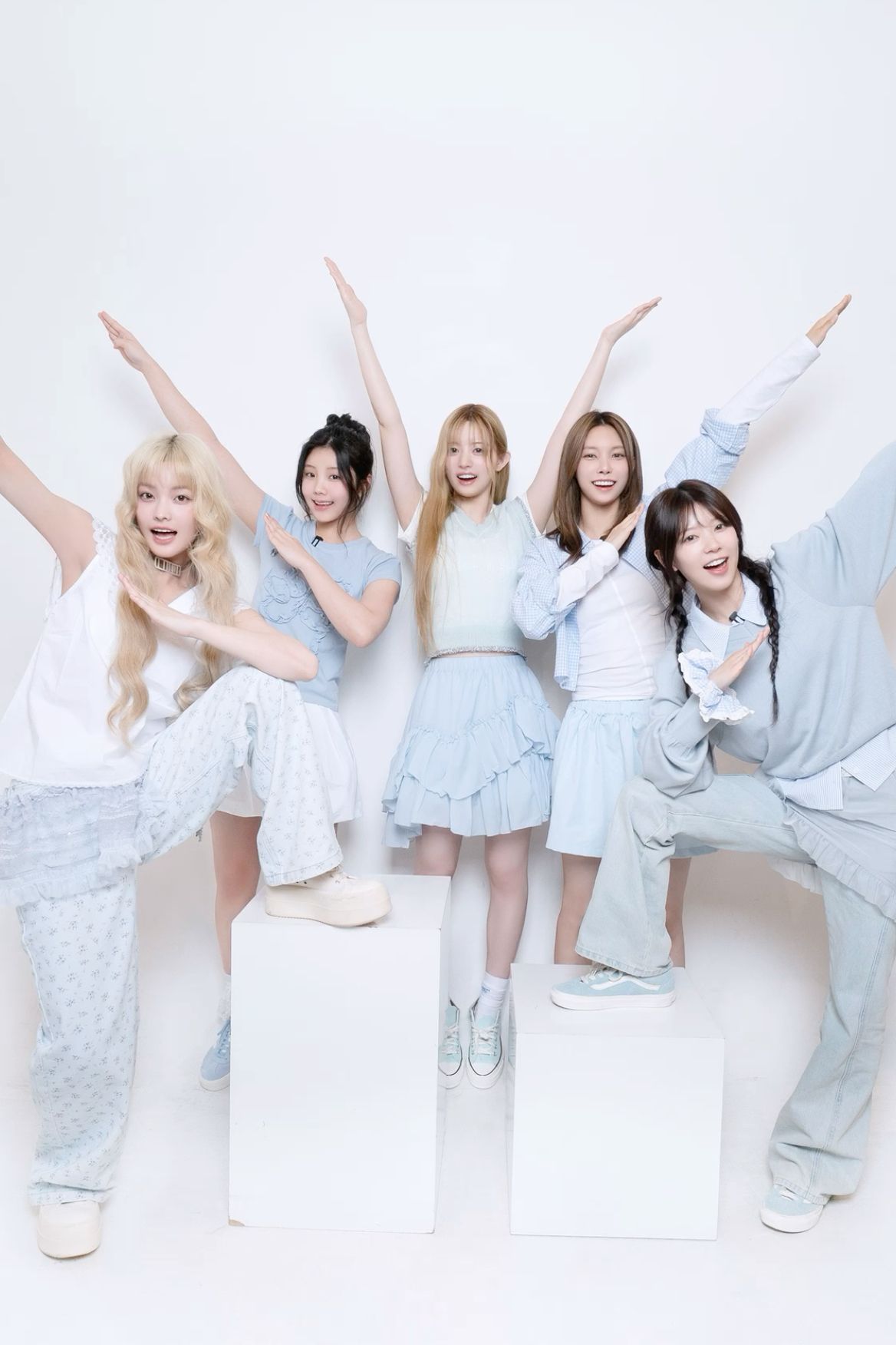 5人の制服を着る中学生男女の俯瞰のポートレート 10208001548 の写真・イラスト素材アマナイメージズ