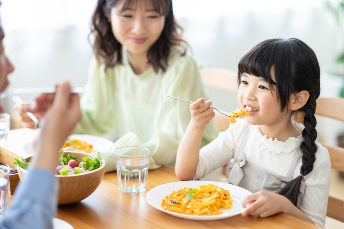 しゃぶ葉が0歳からの“手ぶら外食デビュー”を応援！「お子さま用はさみ」の導入に加えて「こどもしゃぶ葉術」公開。10月1日から親子で楽しめるハロウィンキャンペーンも開催株式会社すかいらーくホールディングスのプレスリリース
