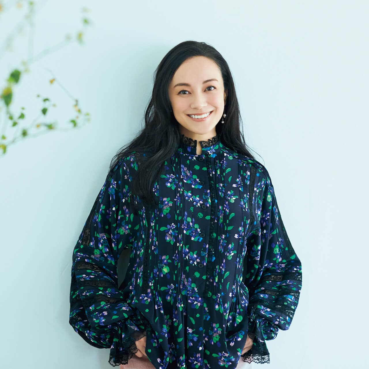 牧瀬里穂、ミニスカでスラリ美脚＆夫・NIGO R との夫婦ショット披露「ラブラブで羨ましい」の声 - モデルプレス