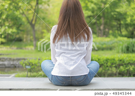 無料写真夕暮れの湖と桟橋に座るポーランド人女性パブリックドメインQ：著作権フリー画像素材集