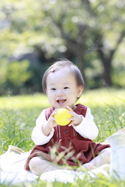 赤ちゃんが芝生を嫌がる理由とは？背筋鍛えられそう😂