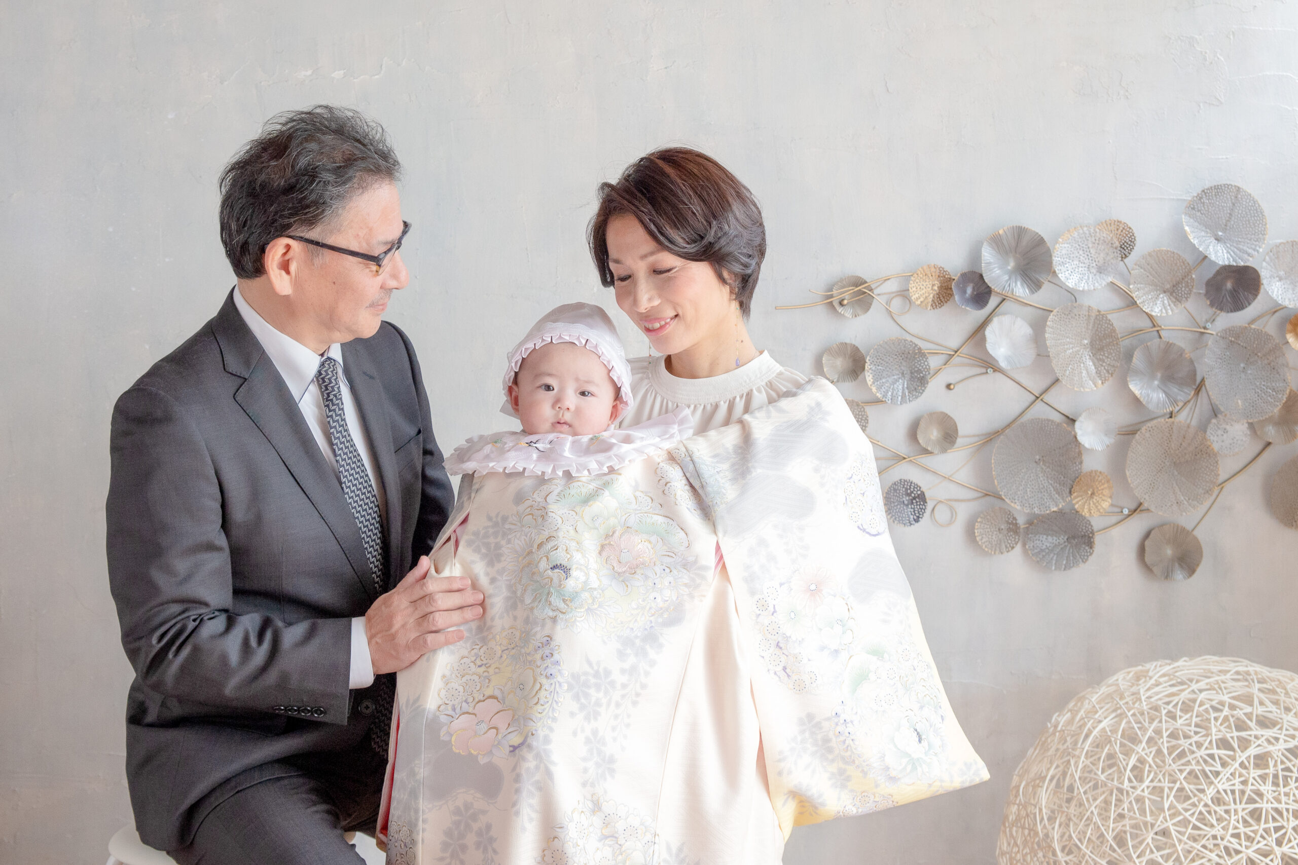 お宮参りの服装マナーは？ママ・パパ、赤ちゃん、祖父母の当日コーデSNAP集VERY