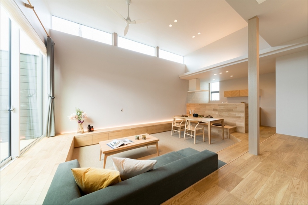 old maison オールドメゾン のチーク古材 1人掛けベンチ。木の質感と温かみを感じるコンパクトなスツールは飾り棚や花台にしても。北欧スタイルやカフェ風のインテリアからビンテージテイストにも♪- kokoelma -ココエルマ- 雑貨・中古家具・北欧家具・アンティーク家具