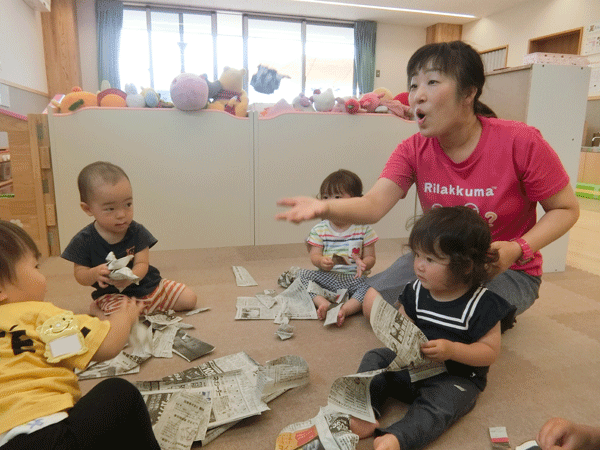 室内遊び」 1歳児ことり組 – 東京・小金井市の認可保育園 東京工学院きしゃぽっぽ保育園