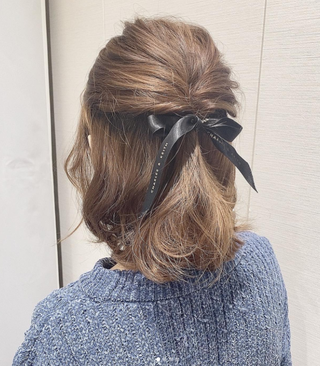 セルフアレンジ第261弾♡, ., ., 本日はボブの結婚式アレンジです👰💍 ., ., ボブの結婚式ヘアって、,ちょびっとした1つ結びだとドレスになかなか合わないんです、、, ., ., なのでハーフアップか全部アップが1番合うかなあと思います！, .,下の方にボリュームをだして, ねじってほぐしてピンでとめて、、, の繰り返しで作っていきます！☝🏻, ., .,