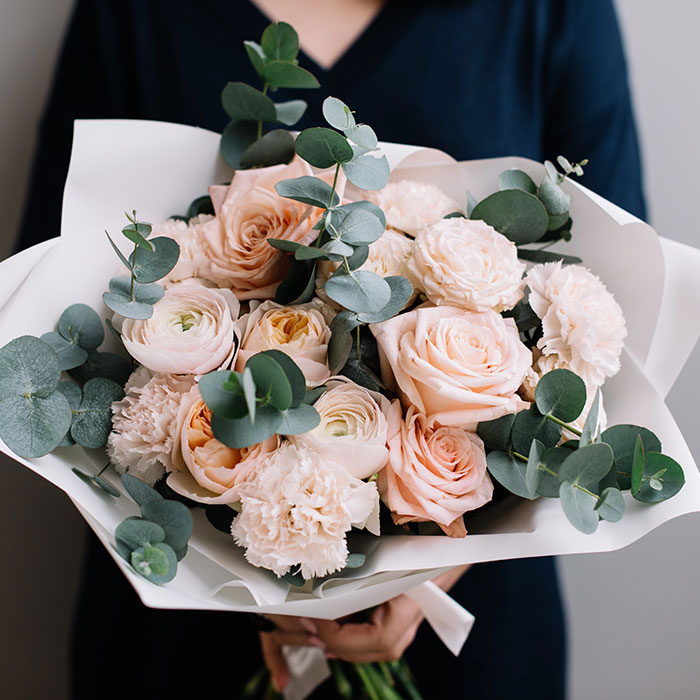 寄せ書きと似顔絵で感謝の気持ちやお祝いの気持ちを伝える！還暦や古希・退職・結婚祝い・送別会に贈る「よせ額“似顔絵寄せ書き”」寄せ書き販売のよせ額.com