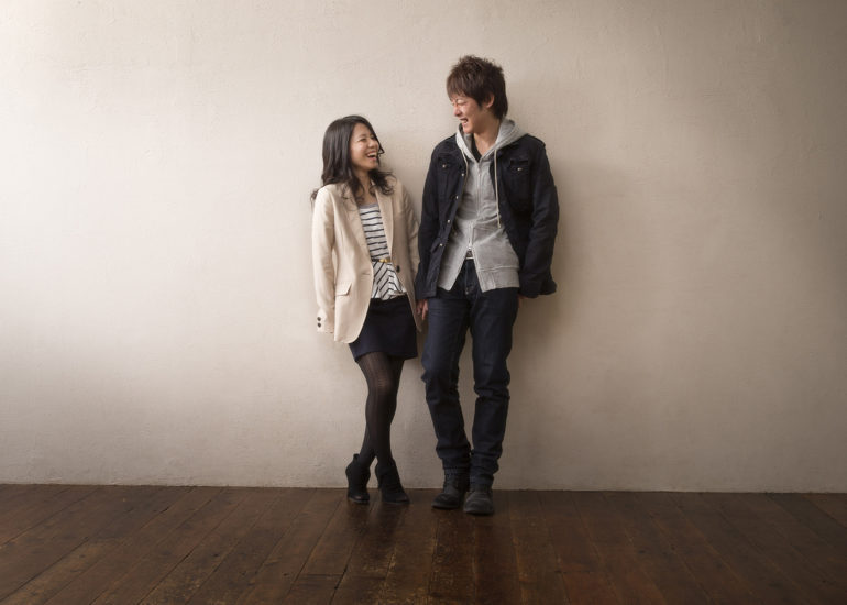 スマホで撮影をするシニア夫婦の後ろ姿 写真素材5914560- フォトライブラリ