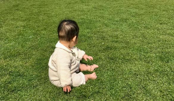 ハイハイ赤ちゃんは芝生がお嫌い？ 家の中の安全対策が予想外のトラウマにそんたんママときーちゃんの「はじめてづくし」 第5話 ウーマンエキサイト