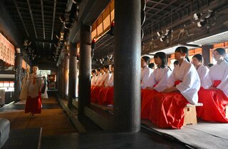 まりん on Instagram: “巫女さんの衣装って可愛いですよね💓 お式の時も舞ってる姿が素敵で✨✨ 若かったら巫女さんになりたかったなぁ。＊巫女 八坂神社 京都そうだ京都行こうphoto_map photo_jpnsumasumatai_loveotonatabi_japan ”