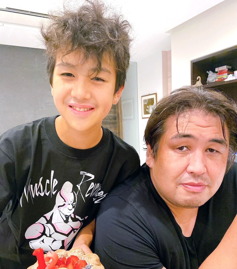 井畠 修☆氷見 井畠商店☆ いばたしょうてん先日、息子の相撲練習を見に行くと、高岡向陵高校相撲部を視察されてる二子山親方 雅山 さんがおられました🤩撮影もさせていただき、ラッキーな1日となりました✨ 向陵高校相撲部には、多くの親方が視察等に来られるのです