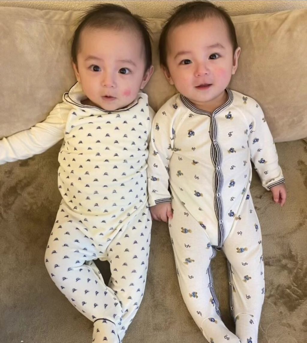 私たち仲良しなんだぁ😎 そして明日は遂にお食い初めなの❗️楽しみ〜😍双子育児双子出産双子妊娠双子双子ママ二卵性双生児ddツイン赤ちゃんあかちゃんのいる生活ベビーbaby男の子ベビー女の子ベビーベビー服赤ちゃんの成長3ヶ月ベビ