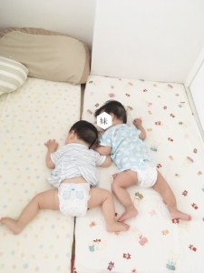 3人同時に寝かしつけるのは本当に大変😂, つーちゃんは、お昼寝だと眠くなったら寝かしつけなくても自分で寝てくれる日もあったり👧🏻,双子ちゃんは、リビングでハイローチェアで寝る日もあるし寝室で一緒に寝る日もあります👶🏻👶🏻,1歳女の子1歳7ヶ月1歳児育児記録女の子ママべびすたぐらむ双子育児双子ママ双子ボーイズtwinstwin双子ベビー出産報告