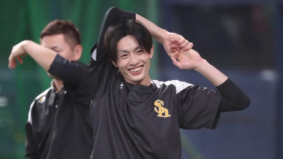 野球 周東佑京が結婚した妻の正体がやばい！ソフトバンクで活躍する「盗塁王」が過小評価されている真相 安すぎる年俸とは！？イケメンプロ野球選手の家族の職業に一同驚愕！- YouTube