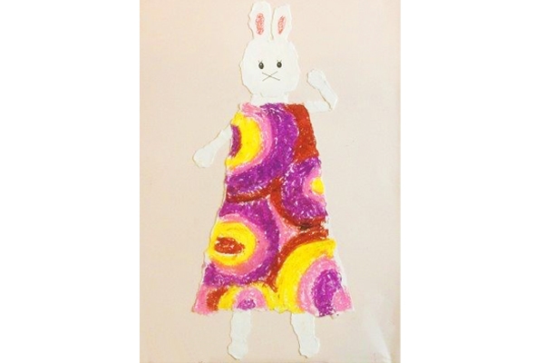 袖師保育園子ども達が大好きな絵本〘わたしのワンピース〙を題材に製作活動をしました🖌 クレヨンと絵の具を使って、はじき絵に挑戦！ 世界に一 つだけの『ぼくの，わたしのワンピース』が完成しました👗 絵の具を目の前に目を輝かせていた、子どもたちです