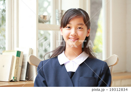 仲良しな女子中学生たち 10726002749 の写真・イラスト素材アマナイメージズ