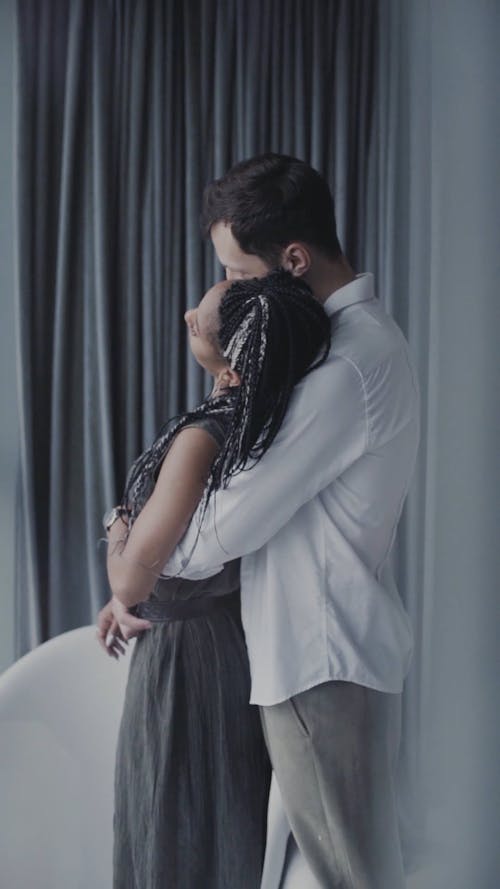 後ろからハグの動画素材・映像 - PIXTA