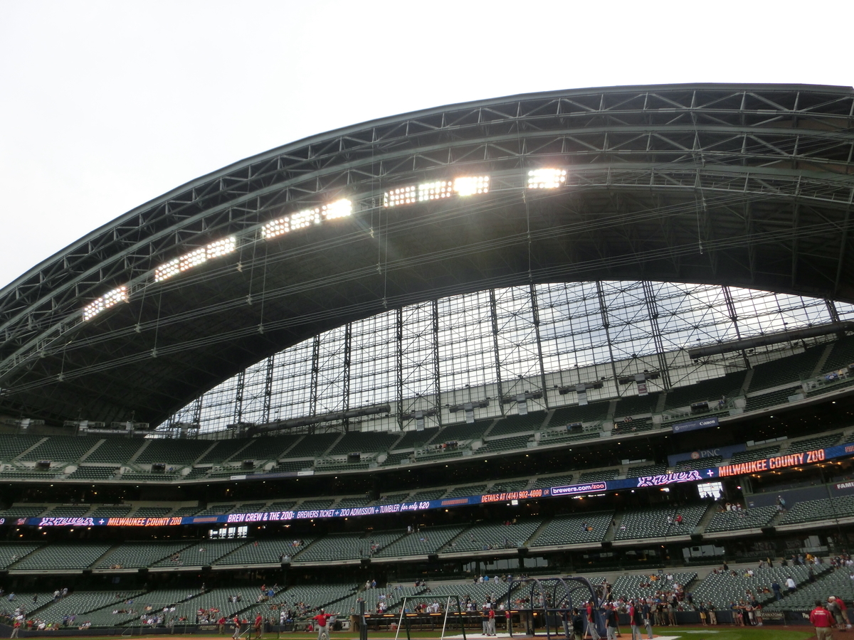 3日目 メジャーリーグ観戦旅🇺🇸アメリカン・ファミリー・フィールドの歩き方⚾シカゴからミルウォーキーへ！ - YouTube