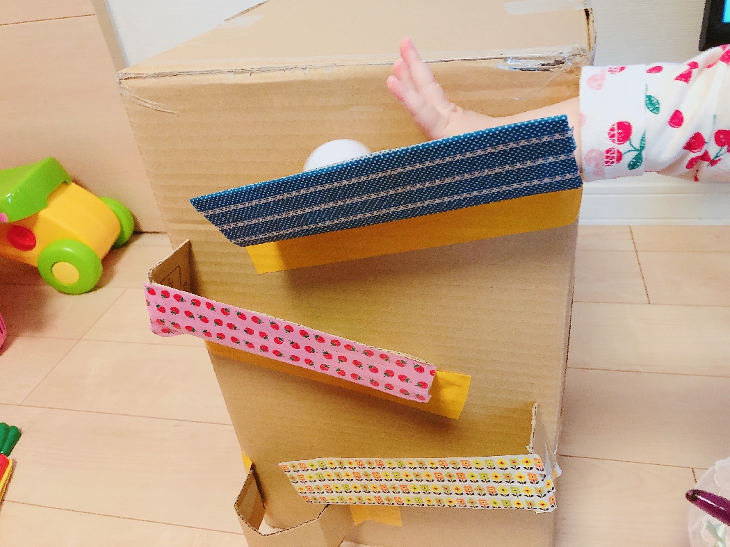 ０歳児 ダンボールであそぼう