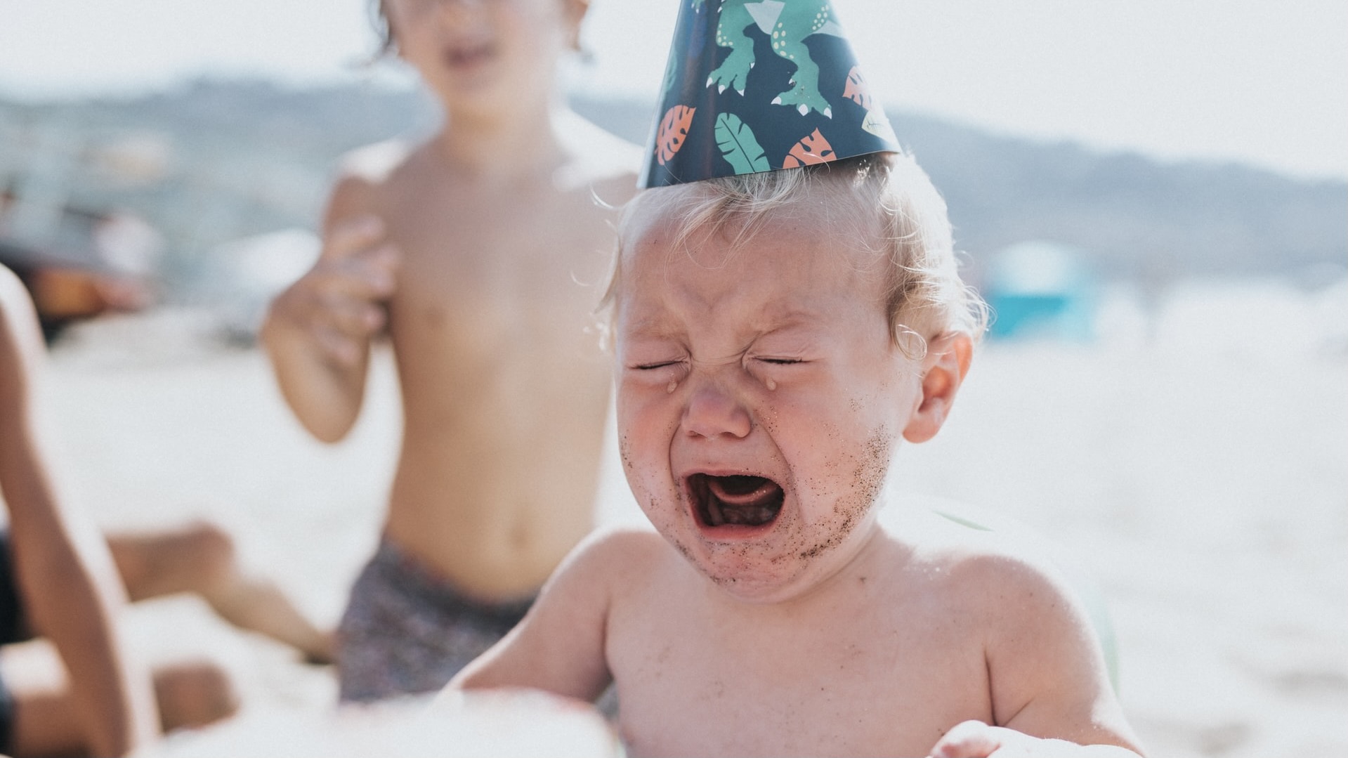 こわいー💦と泣いてしまい、, 何かと思いきやこれでした🦈笑, ビビりなこはね、, 水族館で本物を見たら怖がるだろうか😂,𓂃𓈒𓏸𓂃𓈒𓏸𓂃𓈒𓏸𓂃𓈒𓏸,こはねもちビビり系女子怖がりこはね1歳8ヶ月怖がりこはねシリーズ1歳1歳児姉妹ママ女の子ママこはねもち劇場こどものいる暮らしsharkbabysharkサメ1y8m