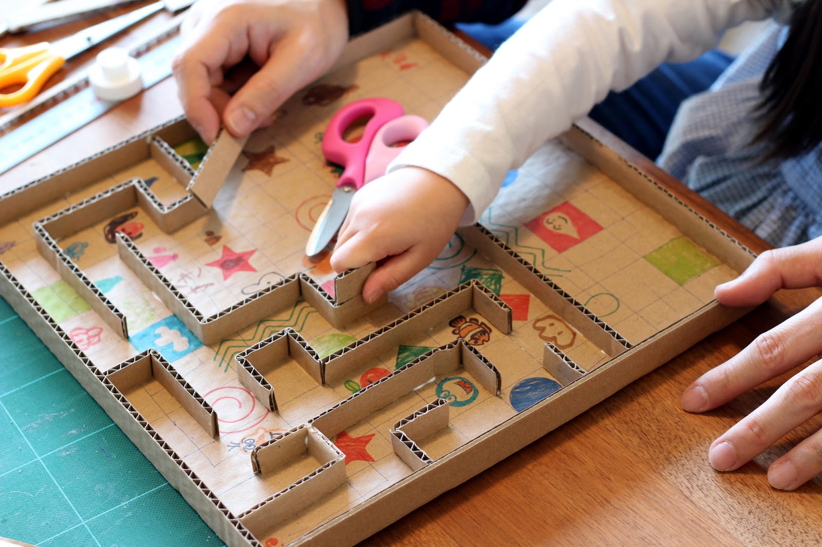 段ボール遊びに夢中！ 年少組若葉第三幼稚園