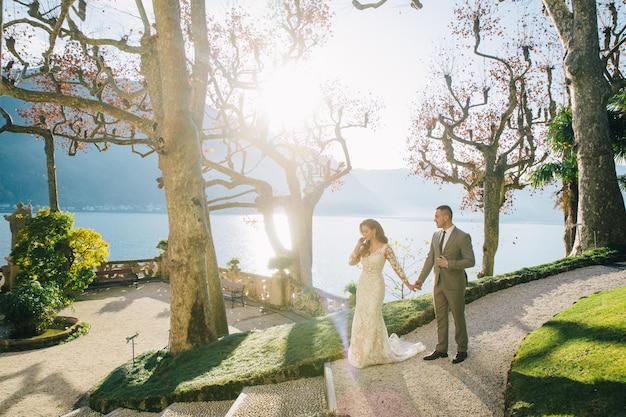 コモ湖の「Villa del Balbianello ヴィラ・デル・バルビアネッロ 」で撮影中。男が仕切る結婚式