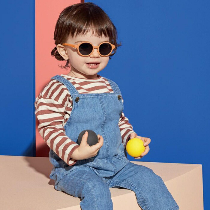 オリーブ畑に立っている外国人の子供たち 24001000049 の写真・イラスト素材アマナイメージズ