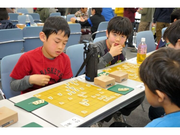小2の藤井少年は将棋盤に覆いかぶさり、火が付いたように泣いて 」谷川九段が見た“飛躍的な成長”に必要なコト文春オンライン