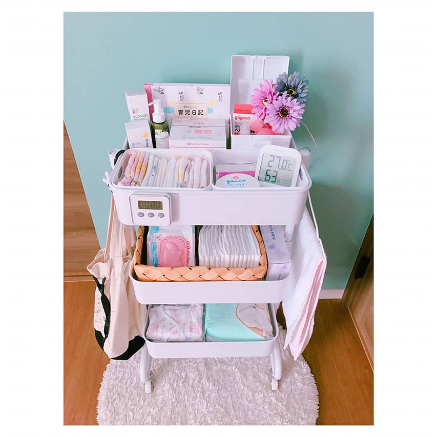 ベビークローゼット 作成しました🌼 インスタで色んな人の投稿を参考にしながら考えました⭐️✨ 構想→私 制作→夫 基本はニトリのカラボ収納 🏠間に棚板を追加して拡張しました！ こだわりは、突っ張り棒じゃなく、 ゴールドのマルチバーでハンガーラックを作った