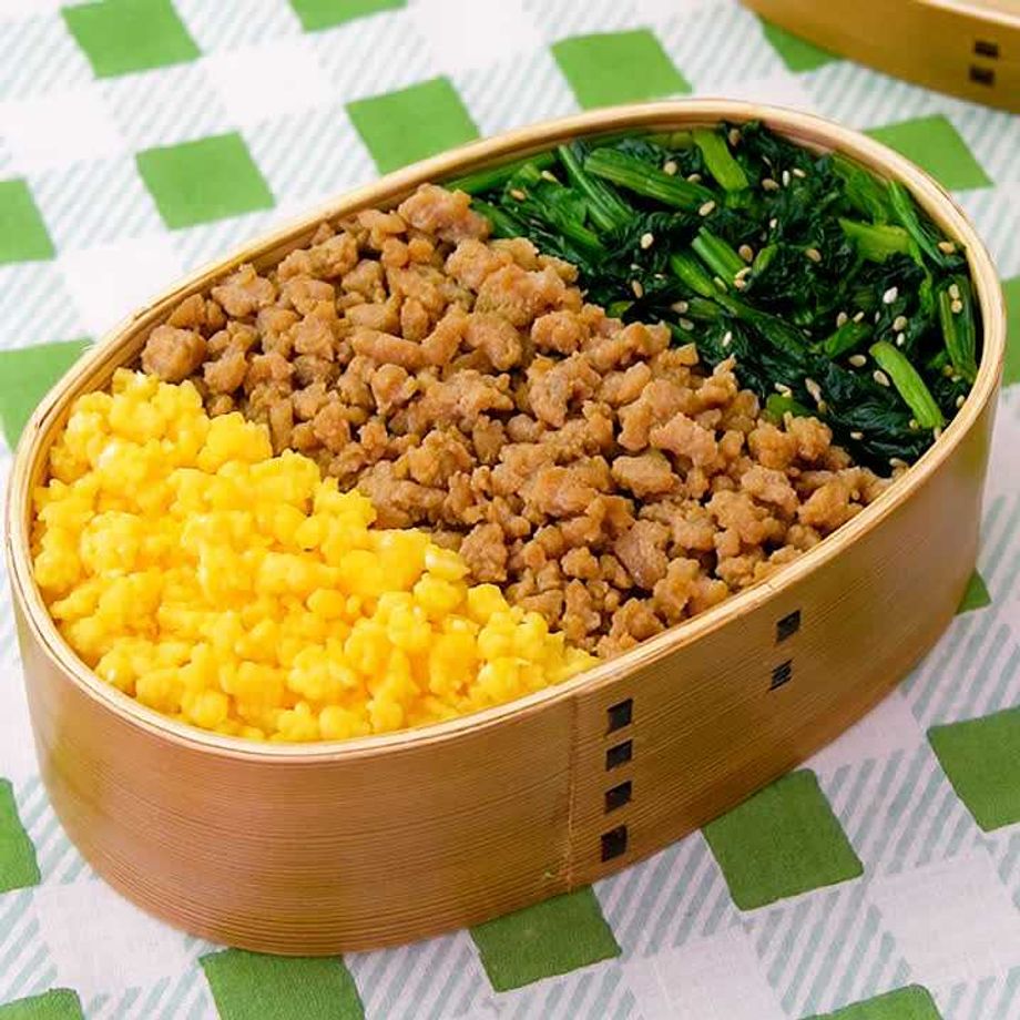 ᴳᴼᴼᴰ ᴱⱽᴱᴺᴵᴺᴳ🌝ˊ˗ 先日の学童弁当🍱 前日に仕込んで朝詰めるだけにした 3色そぼろ丼弁当⸜♡⸝ 私が作るそぼろはまずひき肉が豚ひき肉を使います🐖 細かくした椎茸と長ネギでかさ増し🍄‍🟫 にんにく🧄生姜🫚たっぷり◎ 味付けは甘めでだしの素+めんつゆ+砂糖