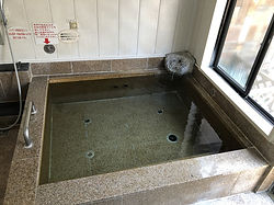 内湯と露天、両方が楽しめる貸切風呂 天然家族温泉蘇ざき32調