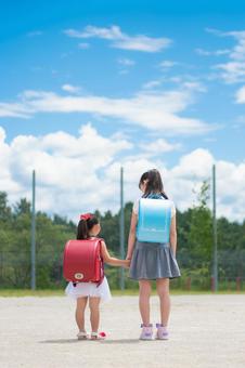 赤いランドセルを背負った小学生女子の写真・画像素材-Snapmart スナップマート