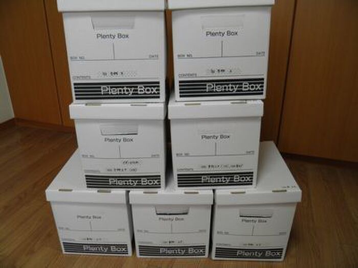 思い出アイテムの収納 以前リクエストを募集したときにいただいてた思い出アイテム収納についてです。 思い出 アイテムはざっくり無印良品のポリプロピレンキャリーボックスに収納しています。これ、無印のレビューを見ると廃盤にしないで！という声が多いんです マジで