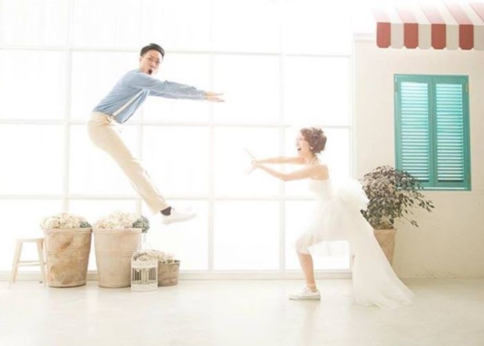 フォトウェディングのポーズ 面白い＆定番13選 失敗しないフォトウェディングのコツも紹介デコルテフォトグラフィー前撮り・フォトウェディング