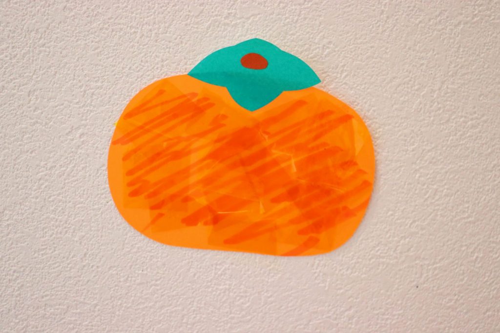 秋の製作あそび『10月製作集』 季節を感じられる素敵な作品がいっぱいできました！✨ 2歳児～いもほり～ 保育者が折り紙に描いた線をハサミの1回切り✂自分で切ったパーツをお芋の形の画用紙に、のりでペタペタ！ かわいいお芋の完成です！！ 1歳児～カラフルおばけ