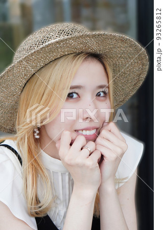 頬ずえを付く女子生徒 の Stock フォトAdobe Stock