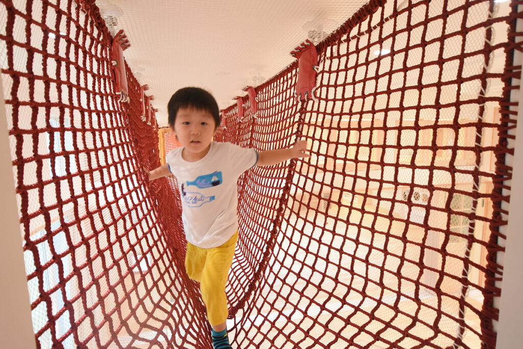 登りたくなってしまう棚の使い道 神奈川県横浜市ーゆうゆうのもり幼保園保育と遊びのプラットフォーム ほいくる