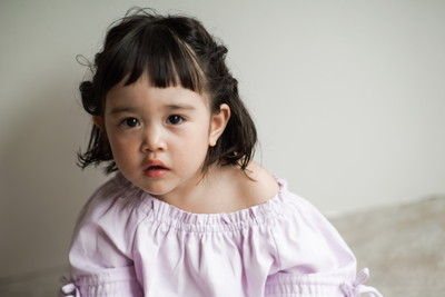 ヘアスタイルのモデルさんをしてくれたお友達を紹介します。 毛先がクルクルのくせ毛ちゃん❣️ 首が見える長さのボブにしました。前髪は、おでこ半くらいに！ キュートな笑顔に、とても似合ってるね✨ 撮影中、色んな表情を見せてくれまし。特に写真2枚目の横顔が