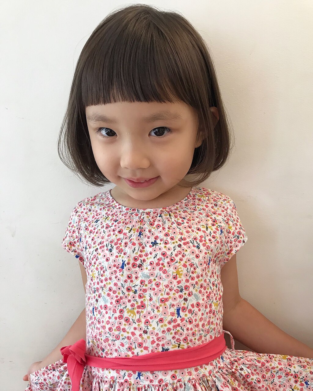 １歳10ヶ月の初カット♡付き添いはお兄ちゃん♪ 隣にいるだけで落ち着いてとっても上手にできました👏🏻前髪ができたら更に可愛くなりました😊赤ちゃん筆取扱店ファーストヘアカット初めてのカット記念成長記念子供カット女の子ヘアキッズヘアキッズ