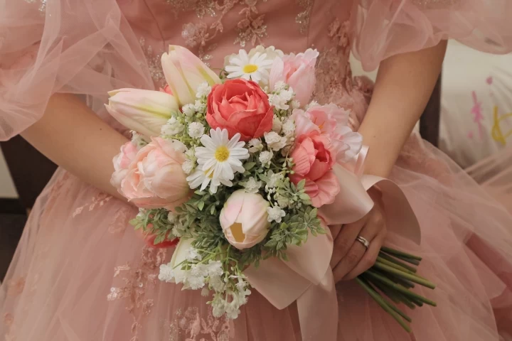 ふわふわグリーンのナチュラル装花に 2人のイニシャルを飾って ♡ . かすみ草の花言葉 『親切』『無邪気』『夢見心地』『清らかな心』 まさに結婚式にぴったりのお花です♪.flowerwalkpopo富山県結婚式ウェディング結婚式準備プレ花嫁花嫁準備結婚式