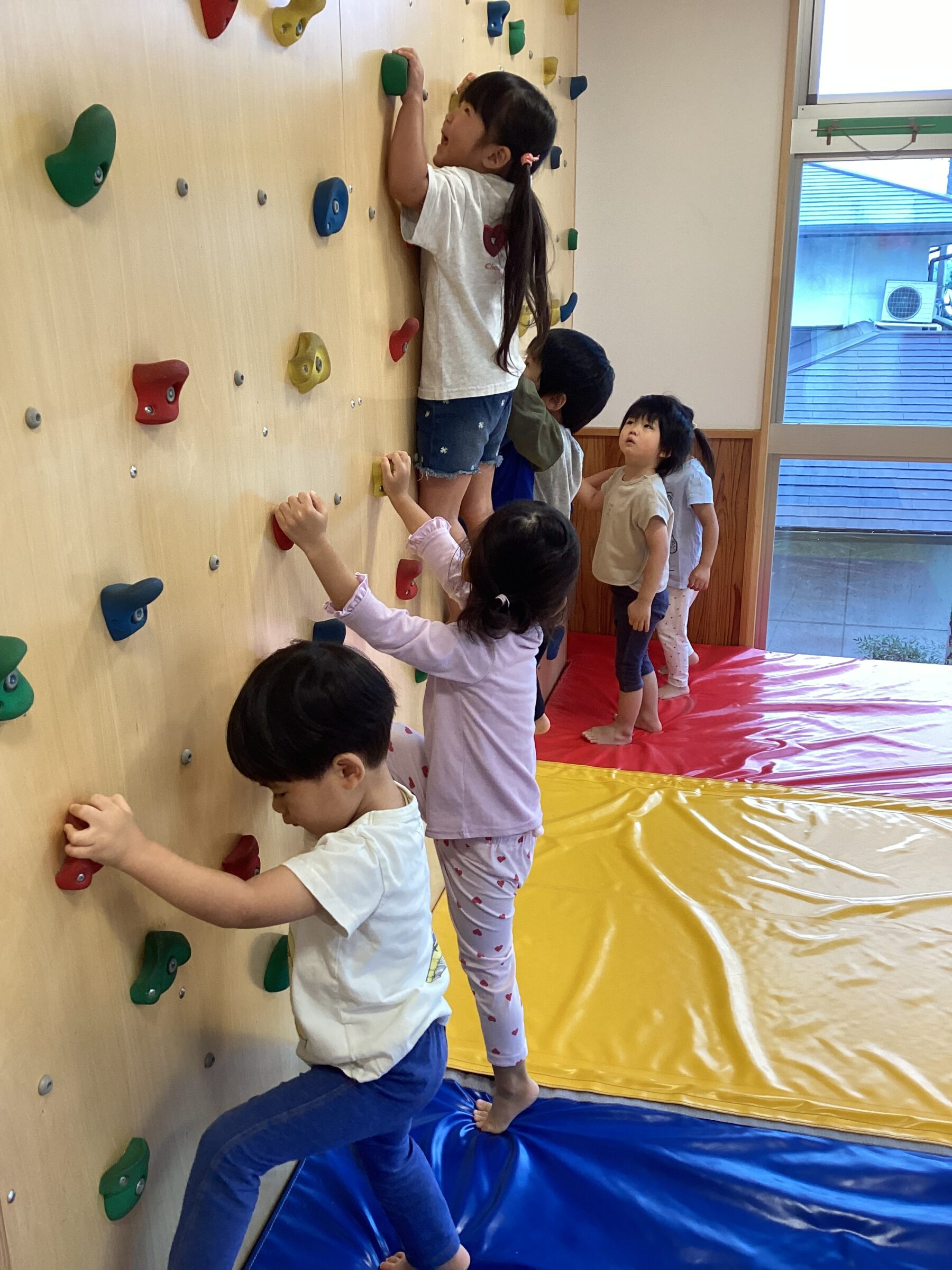 雨の日の室内遊びキッズラボ株式会社認可保育園 企業主導型保育所 運営