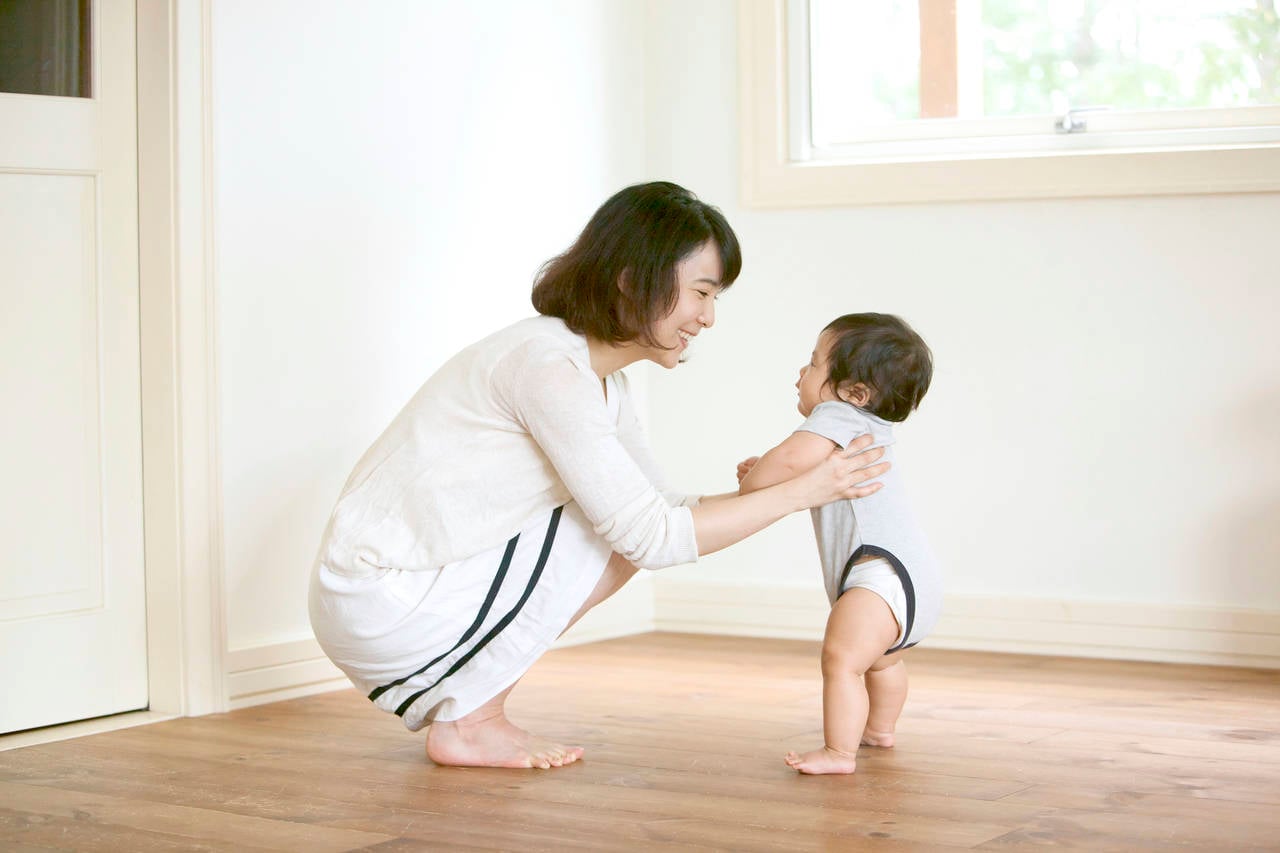 赤ちゃんがつかまり立ちをしそうな時に見せる前兆とは？女性のための情報メディア womap