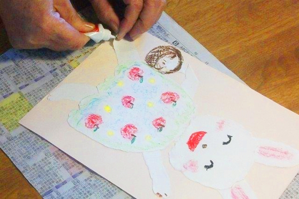 ひむかキッズ保育園０歳児☆りす組の８月製作 「わたしのワンピース」夏野菜のオクラとナス、ピーマン、れんこんを使ってスタンプをしました。スタンプする前のお野菜にも興味津々で、可愛いワンピース模様ができました♪企業主導型保育園宮崎市保育園野菜