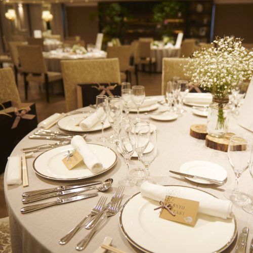 新緑の季節にはグリーンか爽やかなコーディネートが好印象ですね。 少人数のパーティーのロングテーブルにも😊 @happoen_weddingナチュラルウェディングロングテーブル装花小婚礼youkaen youkaenweddingweddingcordinatebouquet 会場装花結婚式 結婚式