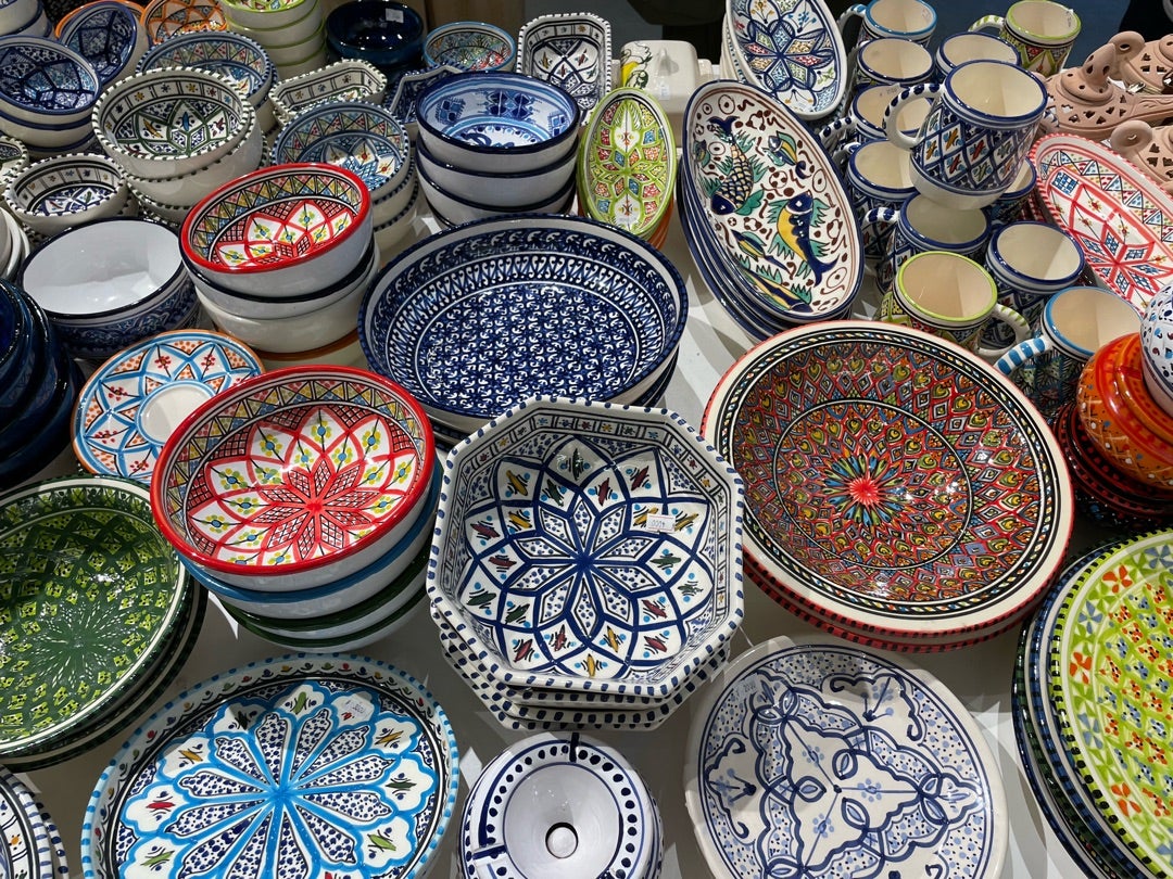 今日のおみや チュニジアの土器は壊れずに無事に持って帰って来れた❣️ チュニジアのパビリオンは２時間待ちでしばらく並んでいたけど、なかなか進まずで断念😅お土産2つだけ作ってもらいました✨ チュニジア🇹🇳の土器とアラビア語と英語で名前を書いてもらった